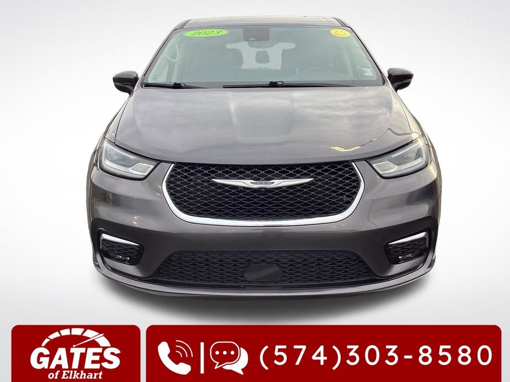Used 2023 Chrysler Pacifica Touring-L FWD image 2