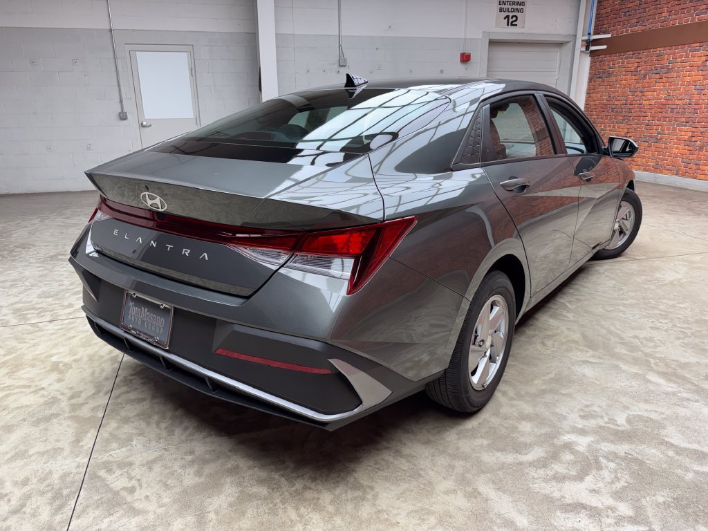 Used 2026 Hyundai Elantra SE FWD image 5