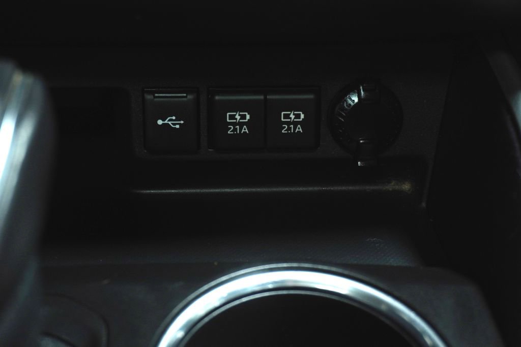 Used 2021 Toyota Highlander XLE AWD/4WD image 22
