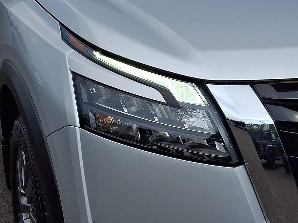 Used 2024 Nissan Pathfinder SV AWD/4WD image 11