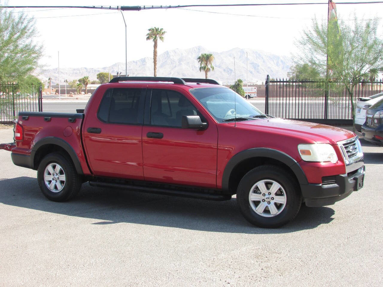 Used 2007 Ford Explorer Sport Trac XLT image 2