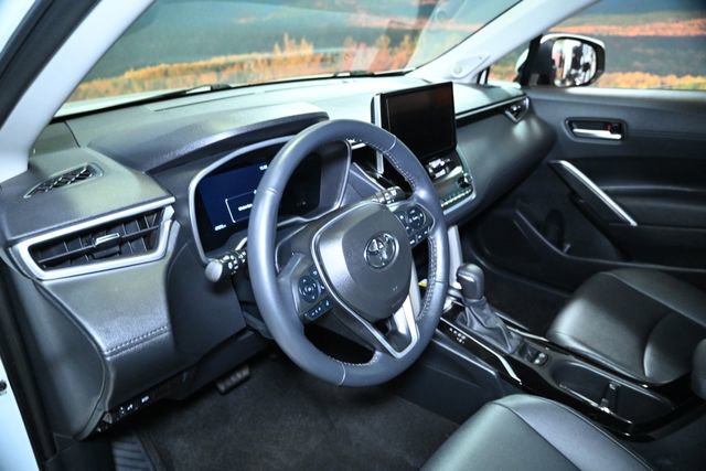 Used 2023 Toyota Corolla Cross XLE w/ Convenience Package image 23
