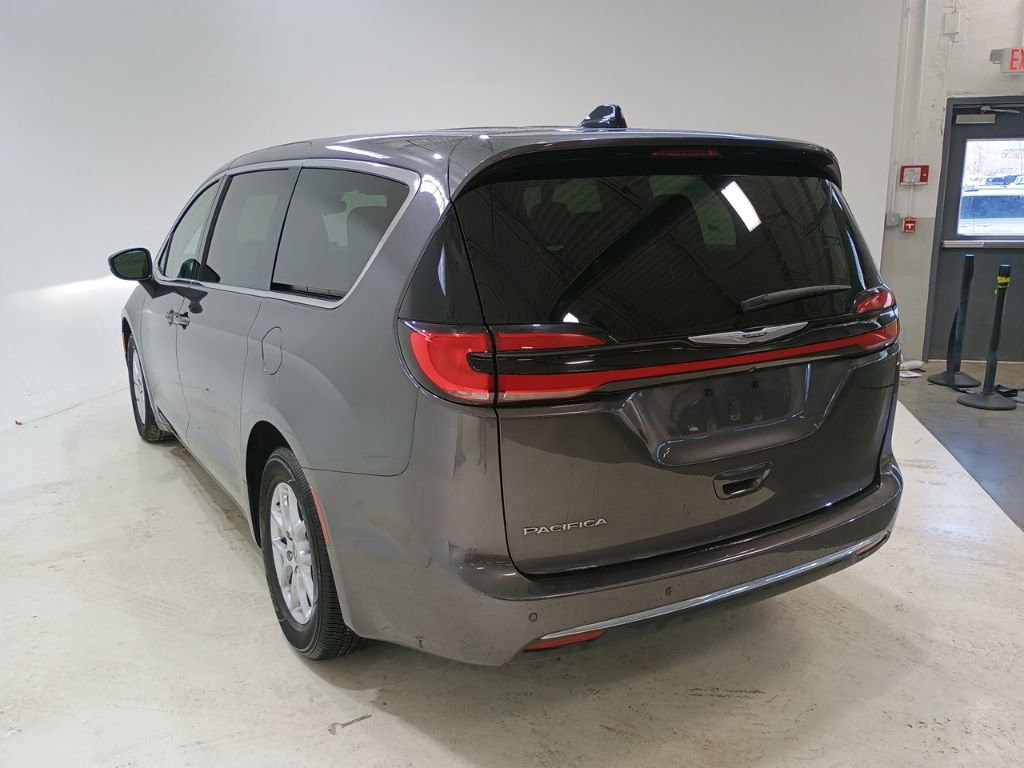 Used 2023 Chrysler Pacifica Touring-L image 5