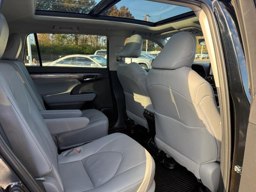 Certified 2025 Toyota Highlander Platinum image 14