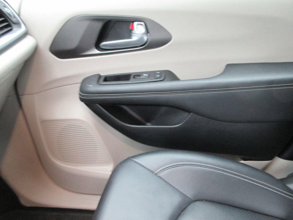 Used 2024 Chrysler Pacifica Touring-L FWD image 31