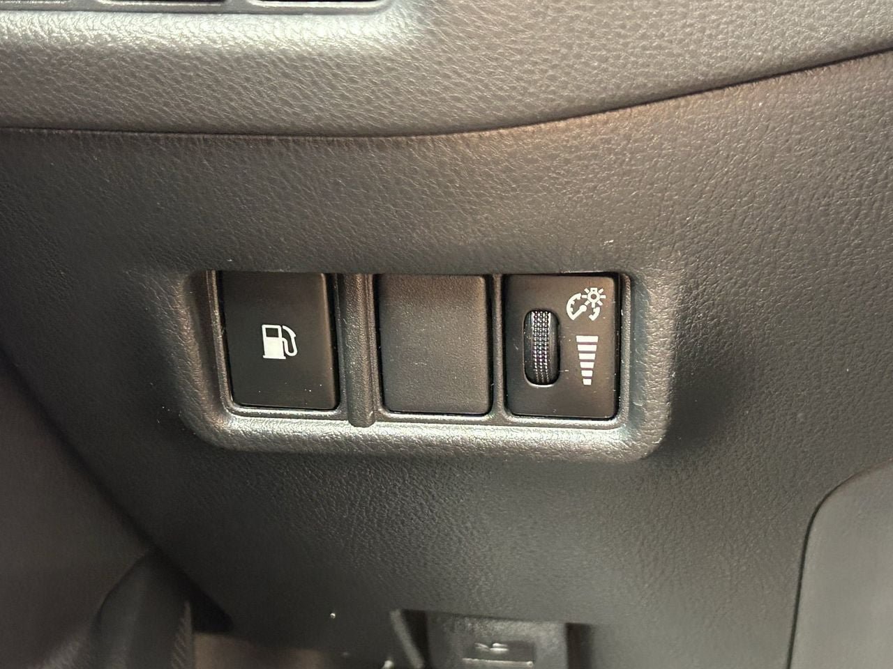 Used 2021 Toyota C-HR LE FWD image 32
