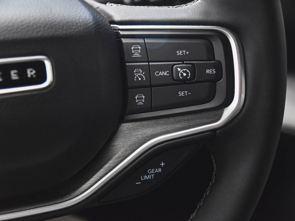 Used 2025 Jeep Wagoneer 4WD image 29