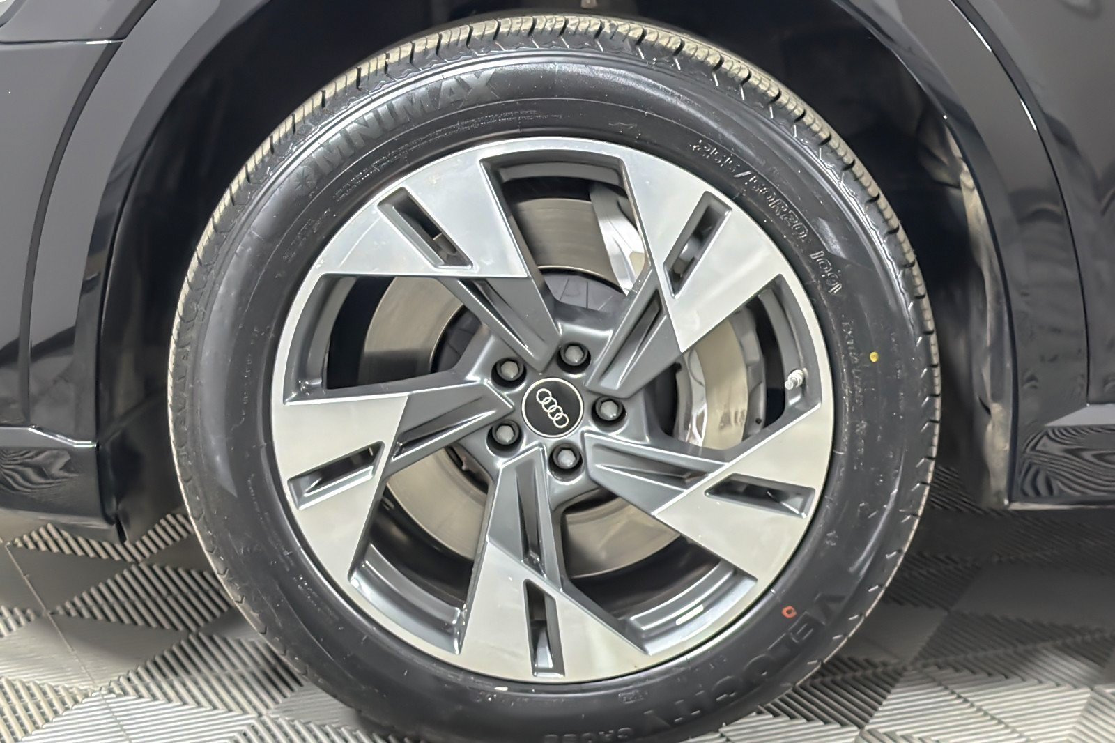 Used 2022 Audi e-tron Premium AWD/4WD image 25