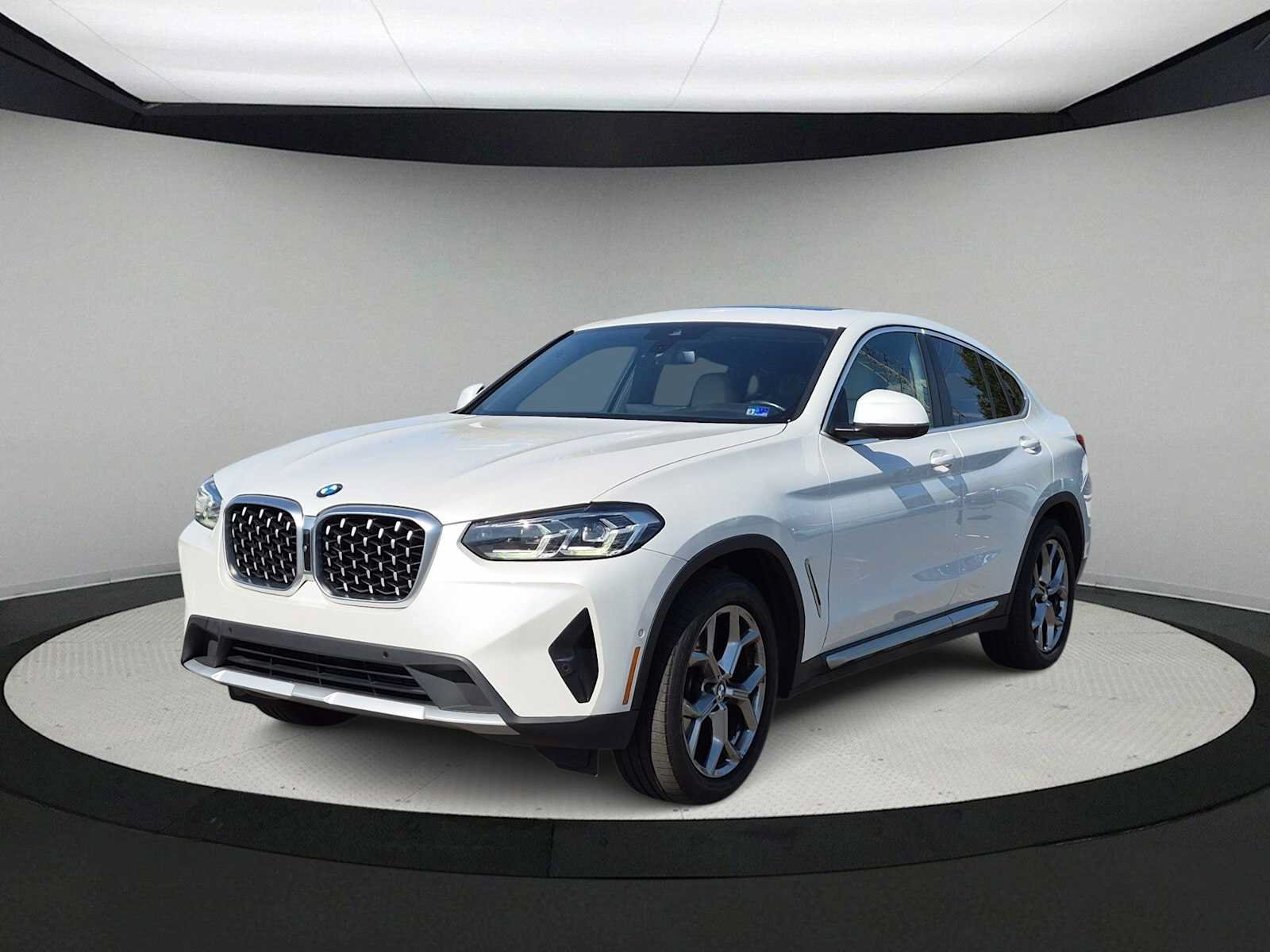 Used 2023 BMW X4 xDrive30i w/ Parking Assistance Package AWD/4WD image 4