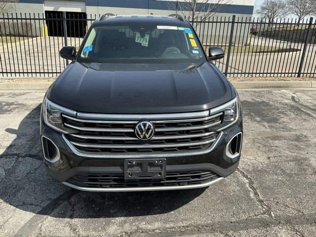 Used 2025 Volkswagen Atlas SE image 2
