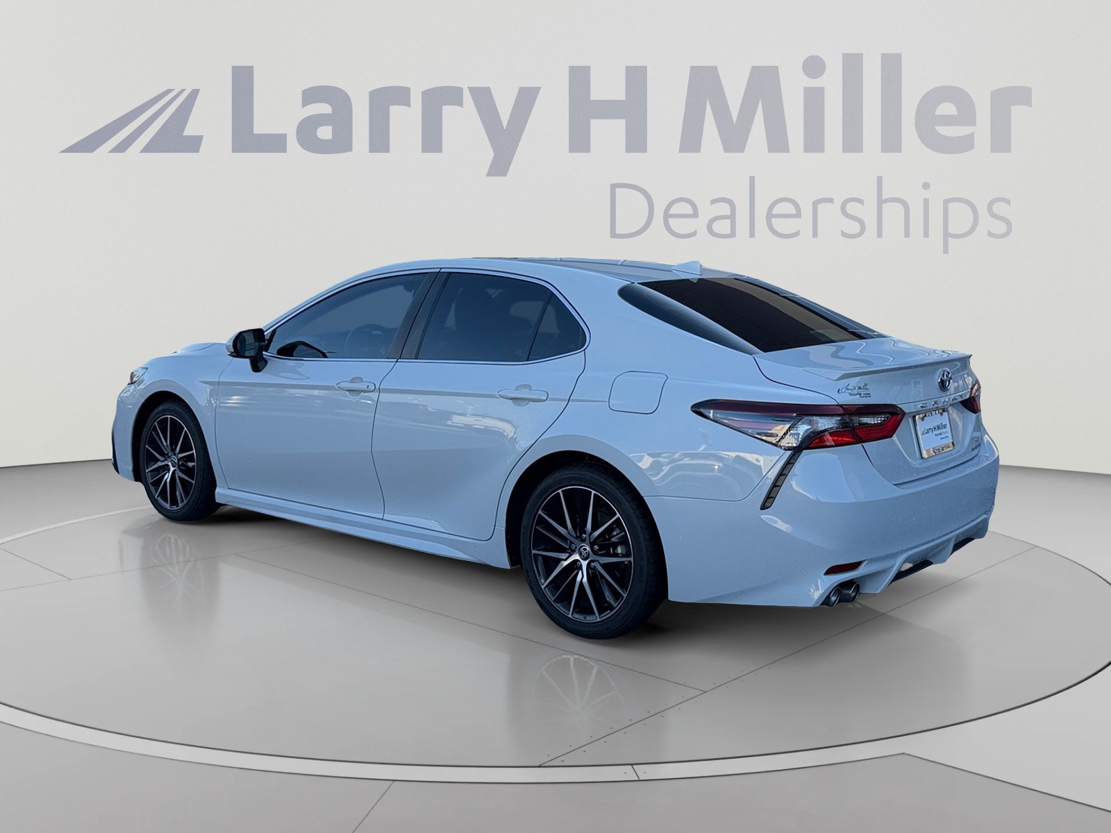 Used 2023 Toyota Camry SE w/ Audio Upgrade Package FWD image 3