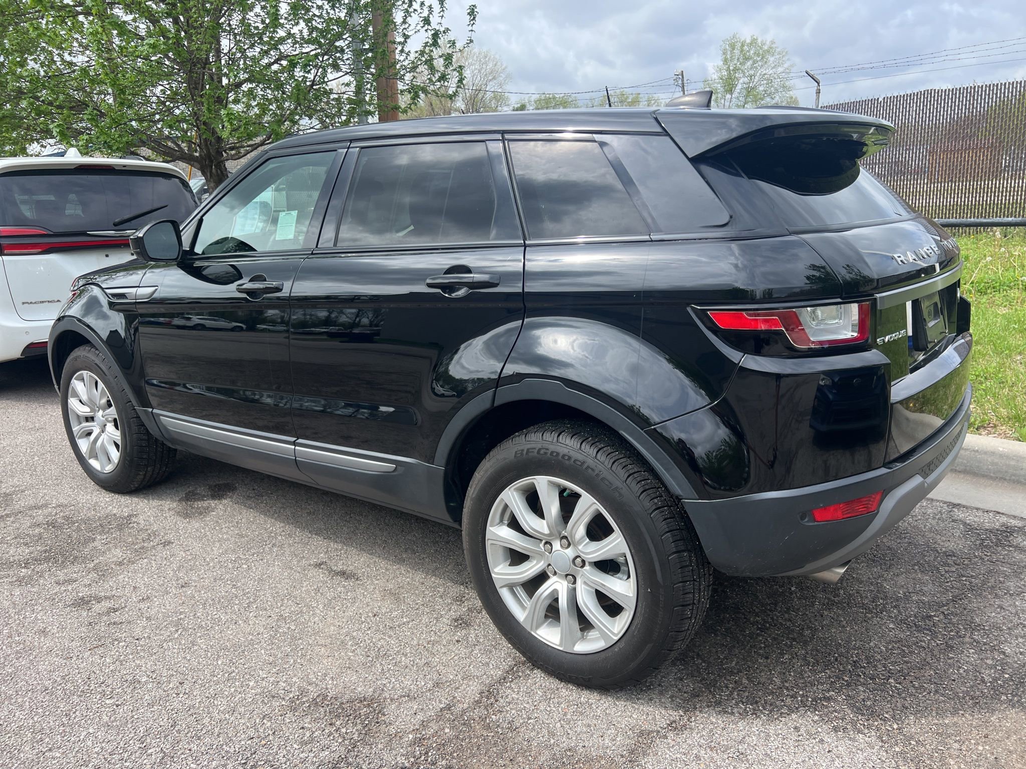 Used 2019 Land Rover Range Rover Evoque SE image 7