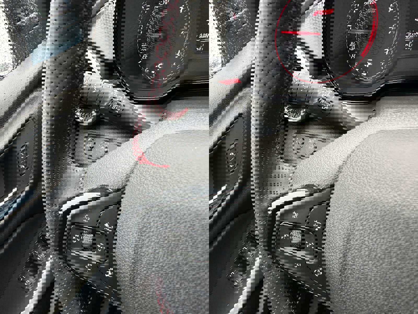 Certified 2025 Chevrolet Trax RS w/ Sunroof Package image 35