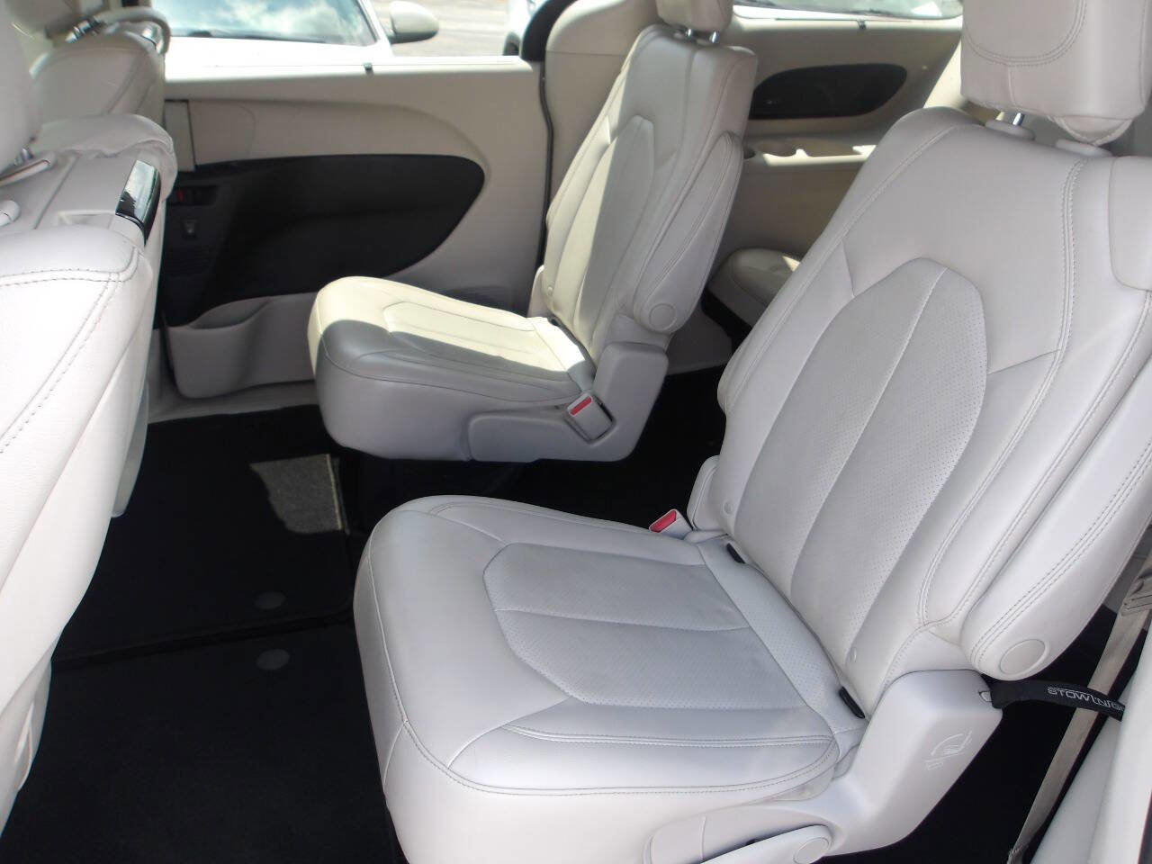 Used 2019 Chrysler Pacifica Touring-L Plus w/ Tire & Wheel Group FWD image 10