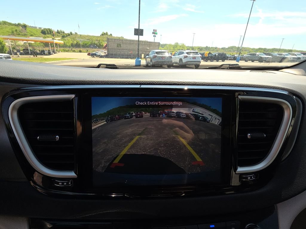 Used 2023 Chrysler Pacifica Touring-L FWD image 22