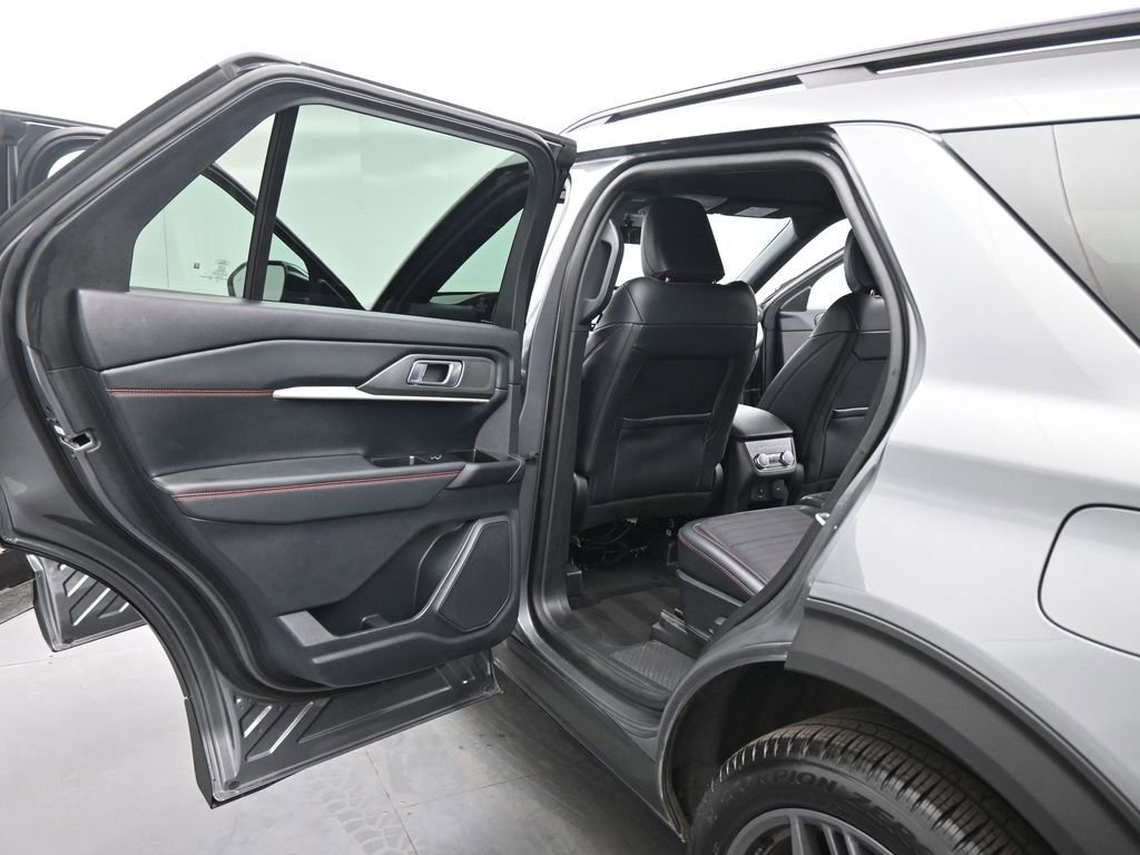 Used 2025 Ford Explorer ST-Line w/ ST-Line Street Pack image 18