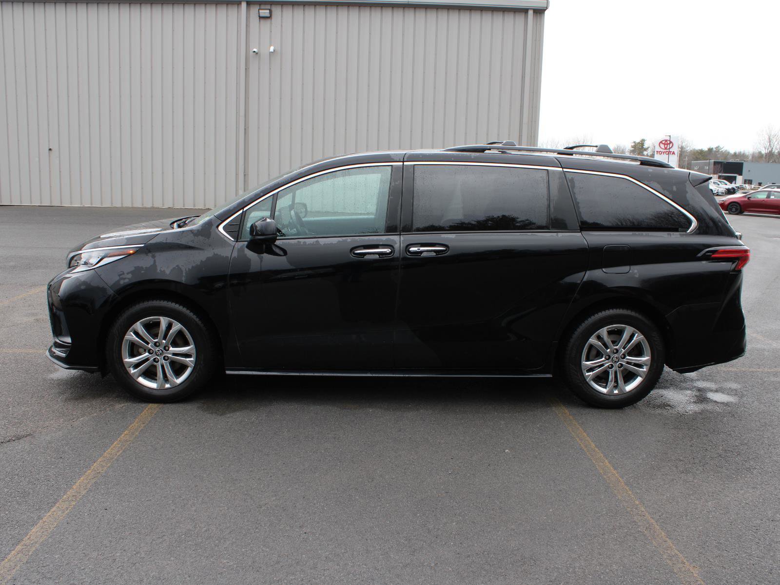 Used 2022 Toyota Sienna XSE w/ XSE Plus Package image 5