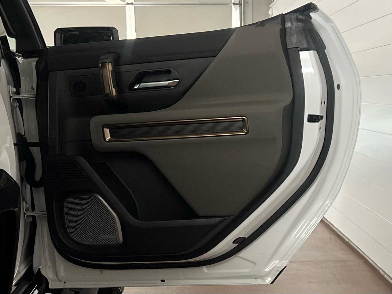 Used 2025 GMC Hummer EV 2X image 33