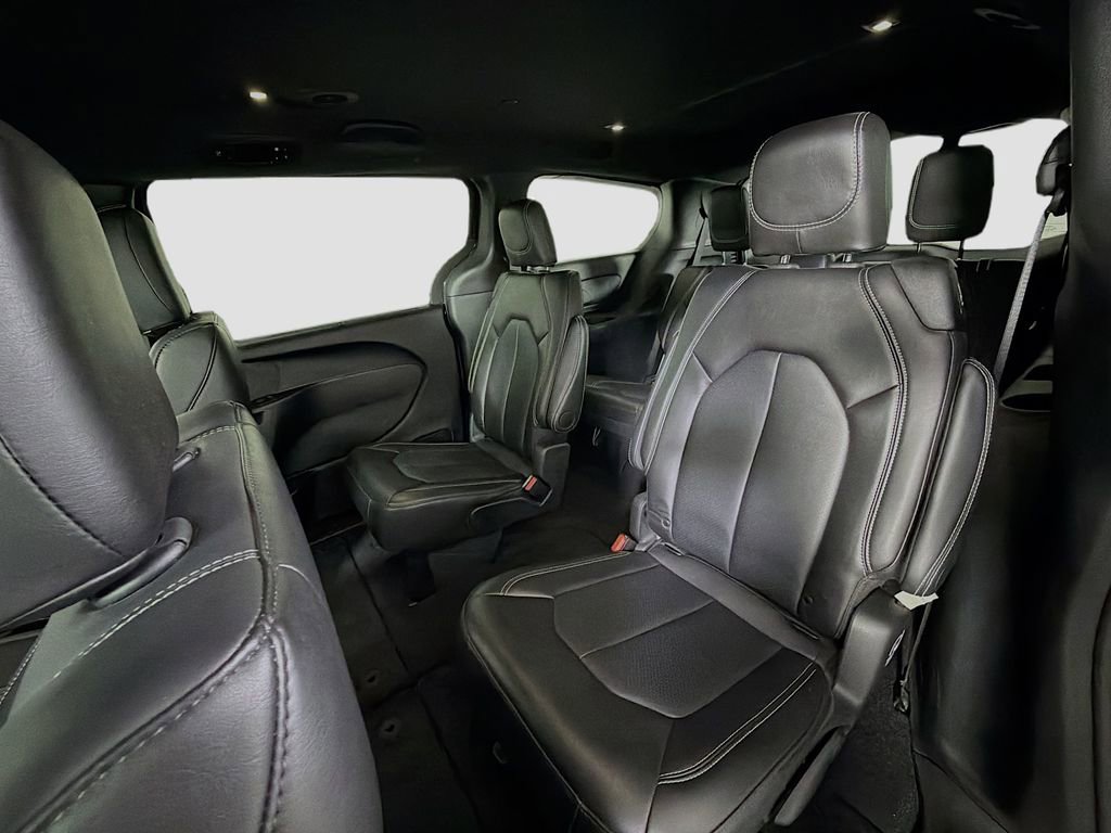 Used 2025 Chrysler Pacifica Select image 25