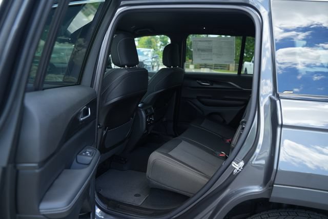 New 2026 Jeep Grand Cherokee Laredo w/ Trailer Tow Package AWD/4WD image 13