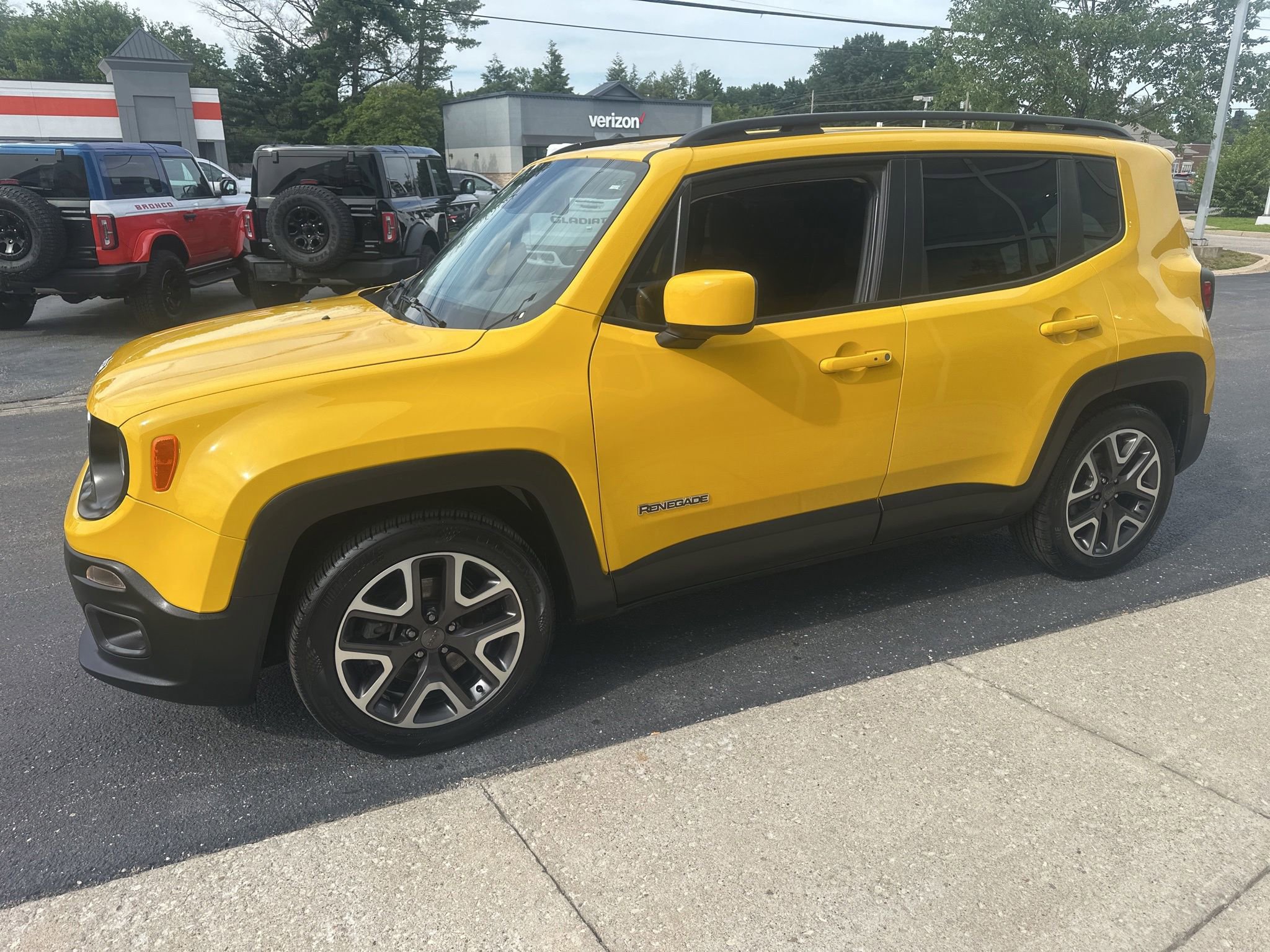 Used 2017 Jeep Renegade Latitude w/ Cold Weather Group FWD image 6