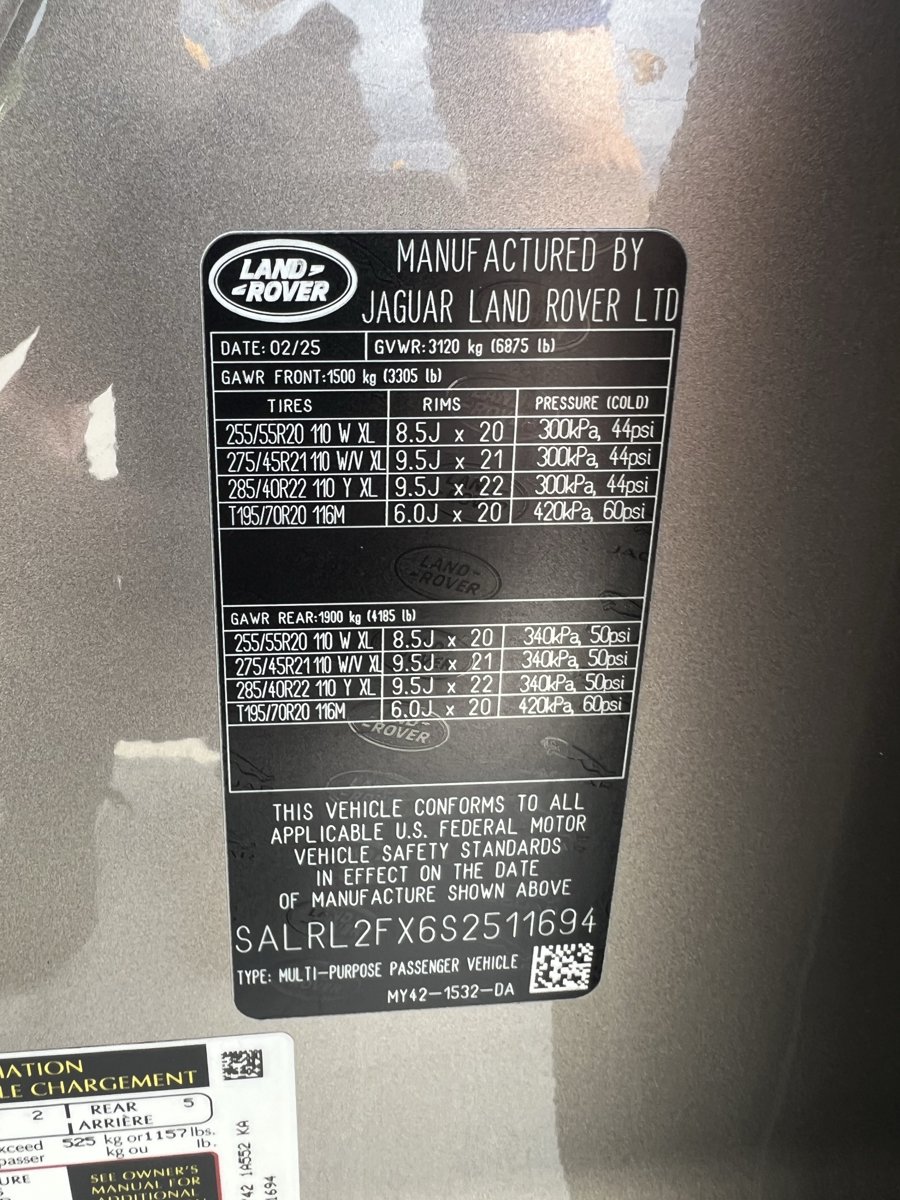 Used 2025 Land Rover Discovery Dynamic SE AWD/4WD image 36