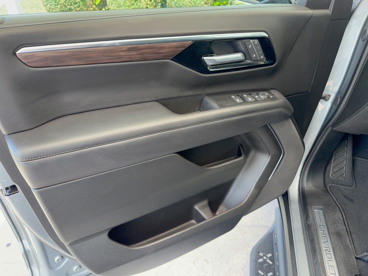 Used 2025 Chevrolet Suburban Z71 AWD/4WD image 14