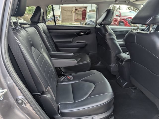Used 2022 Toyota Highlander XLE AWD/4WD image 31