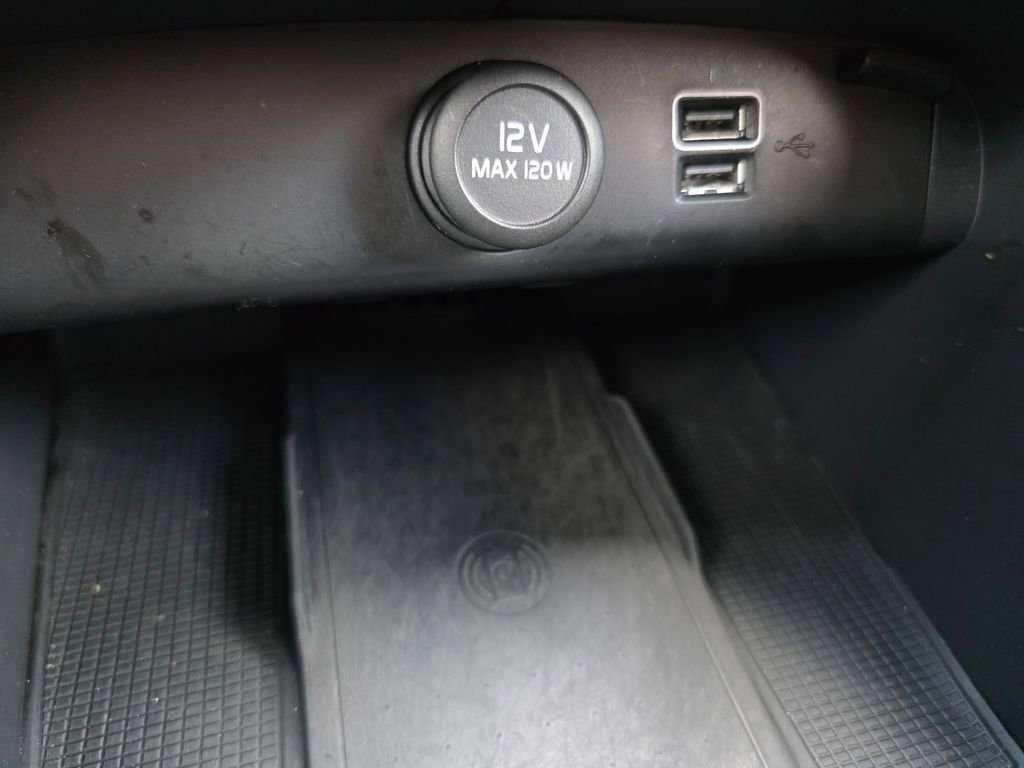 Used 2020 Volvo XC40 T5 Momentum image 34