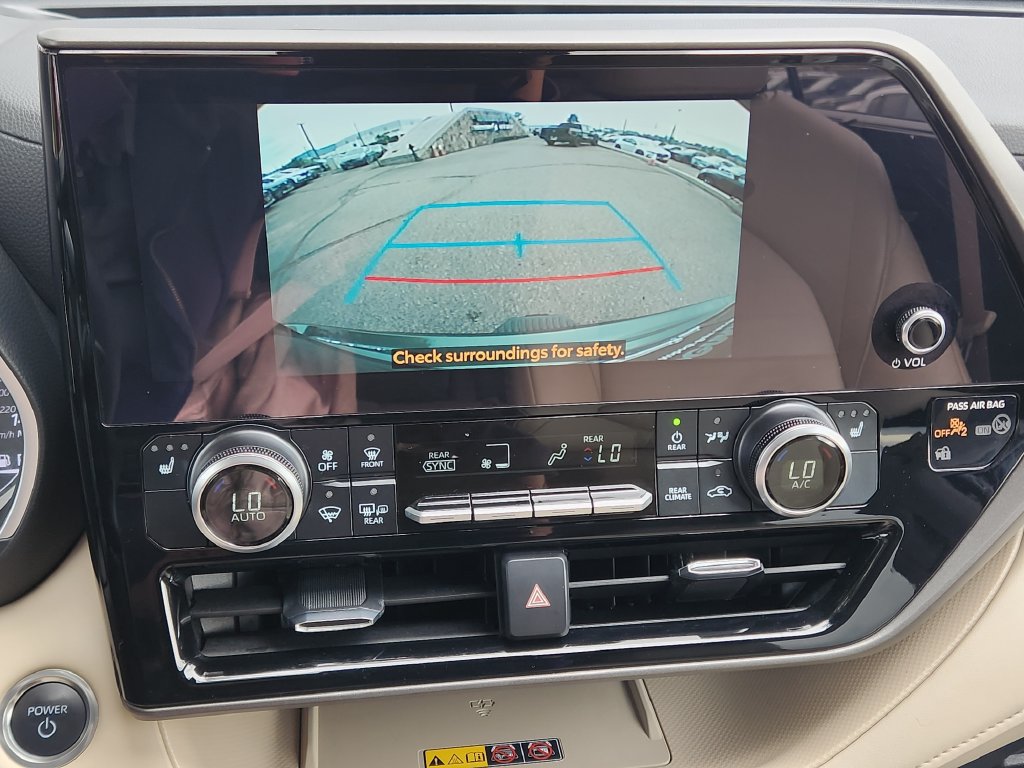 Used 2025 Toyota Highlander XLE AWD/4WD image 9