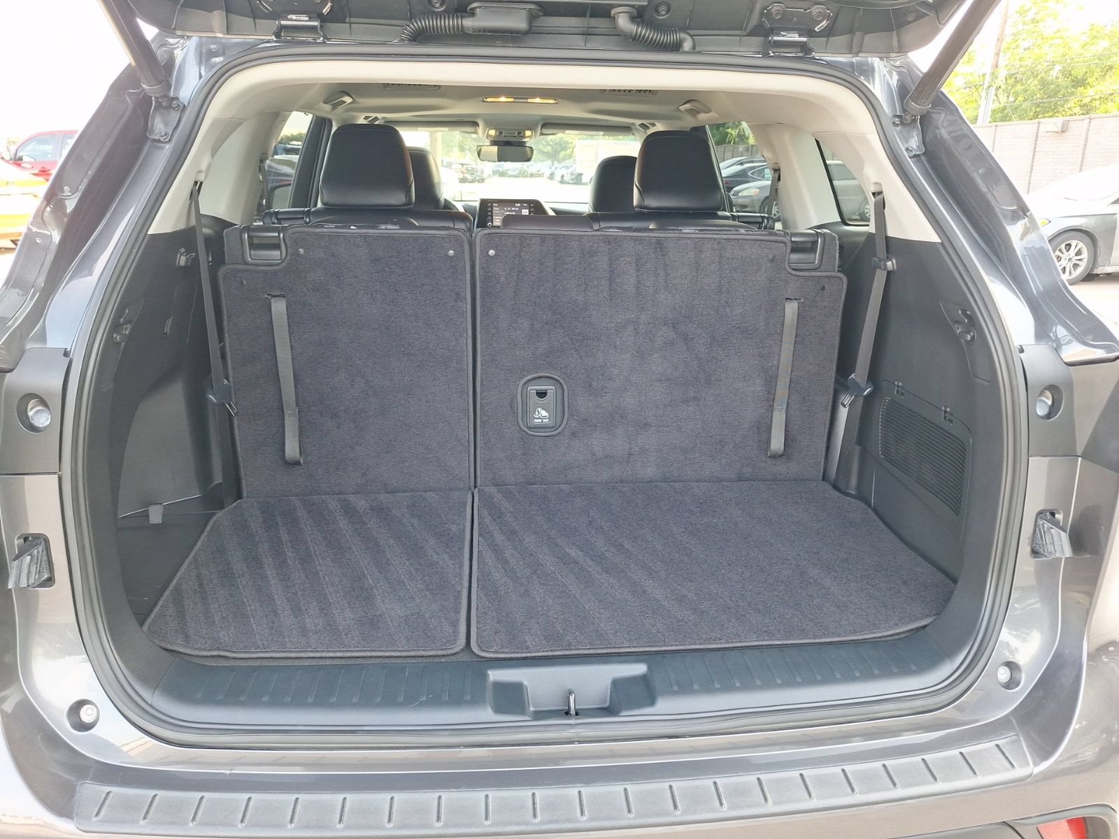 Used 2022 Toyota Highlander XLE FWD image 38