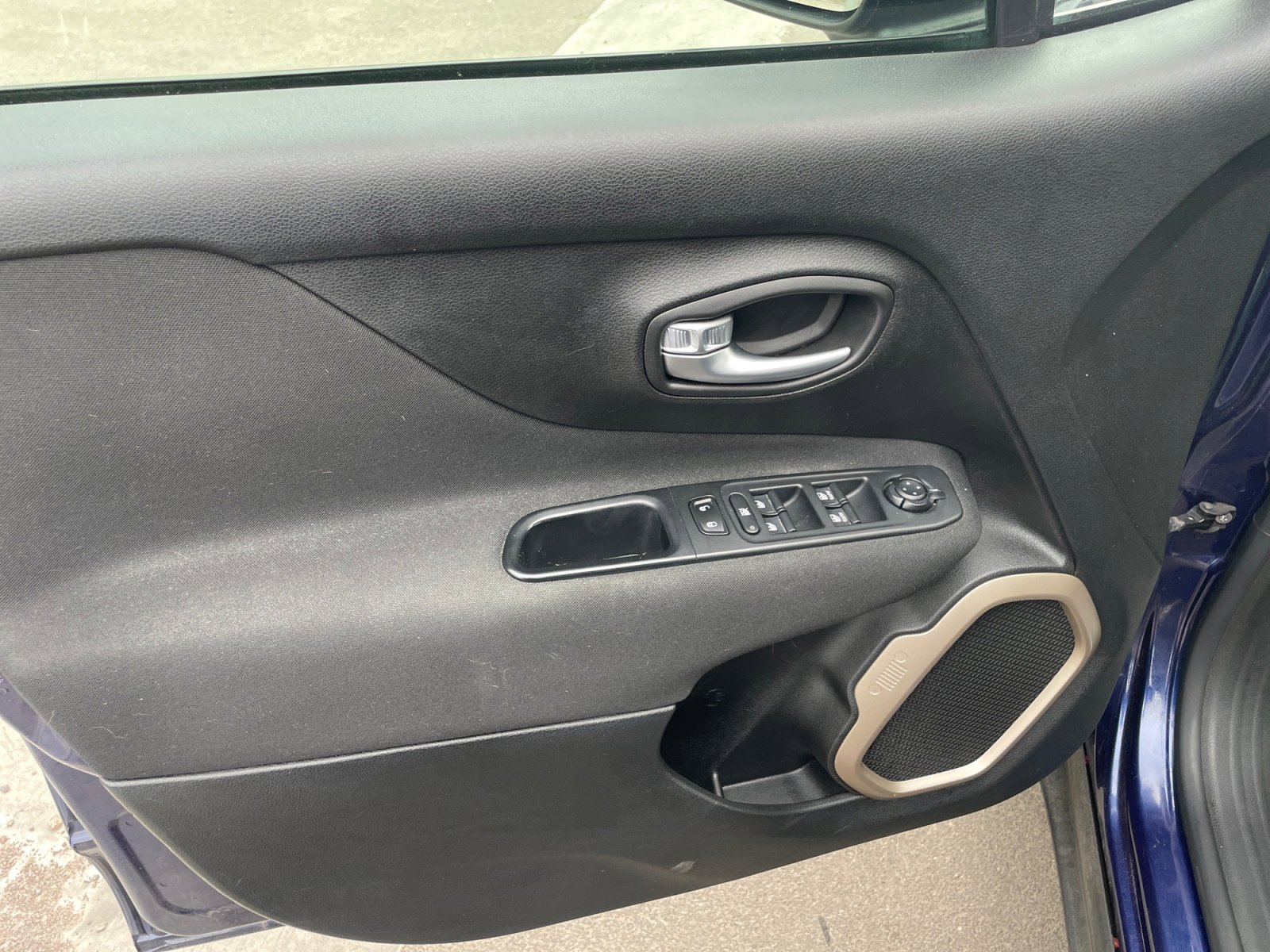 Used 2017 Jeep Renegade Latitude FWD image 13