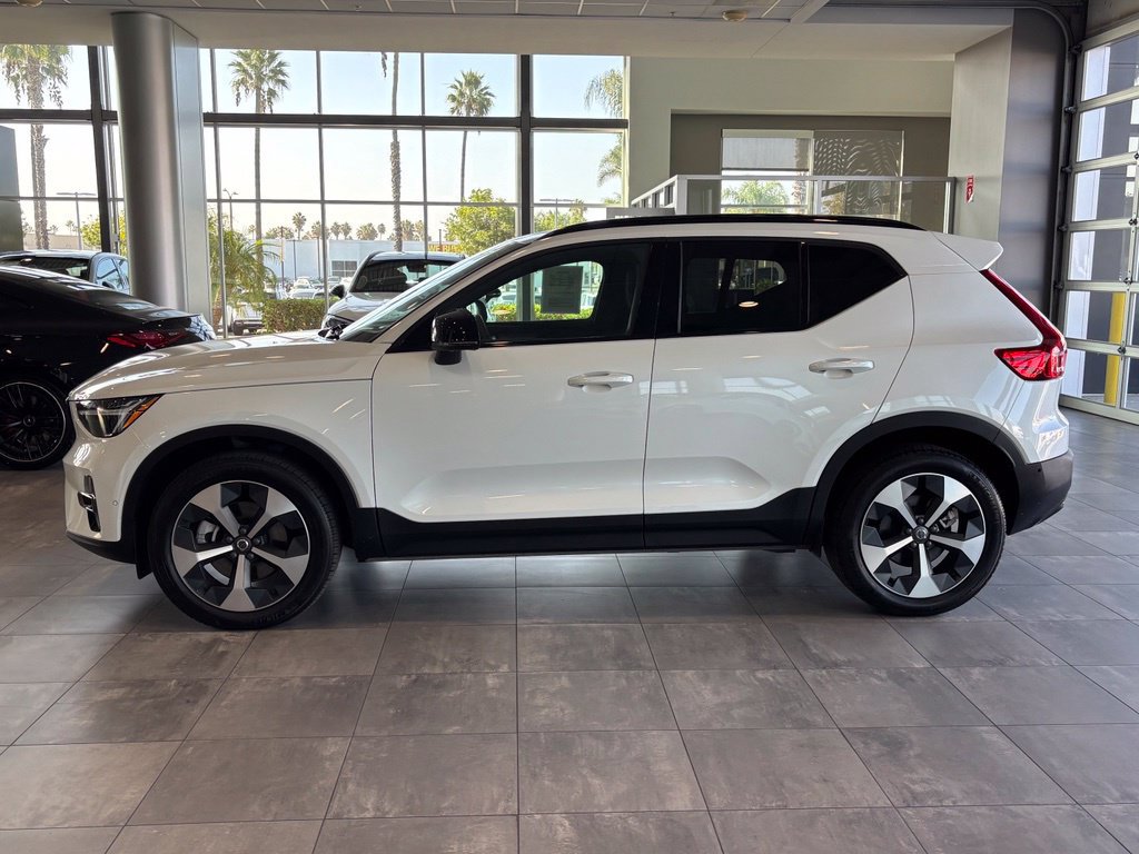 Used 2025 Volvo XC40 B5 Plus AWD/4WD image 14