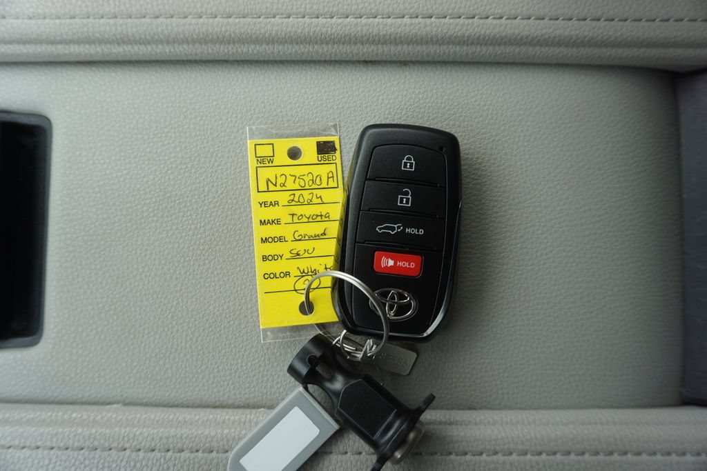 Used 2024 Toyota Grand Highlander AWD image 32