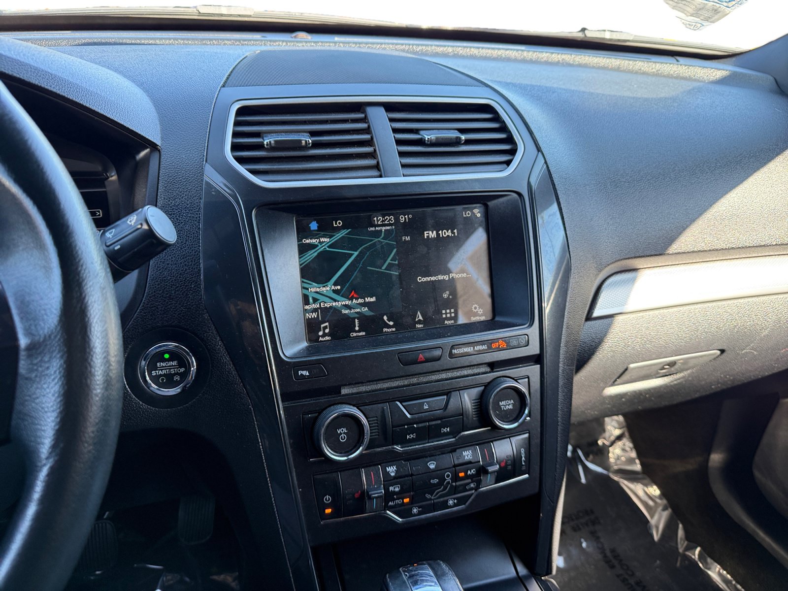 Used 2018 Ford Explorer XLT w/ Equipment Group 202A AWD/4WD image 12
