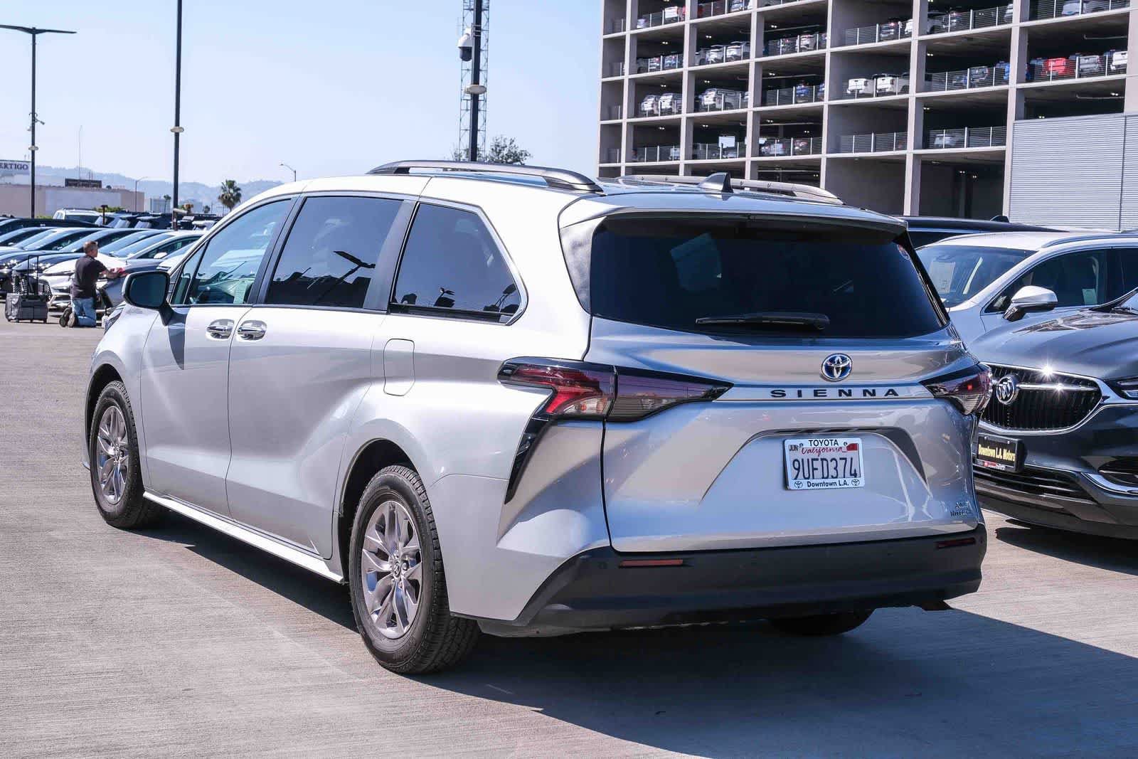 Certified 2023 Toyota Sienna XLE FWD image 6