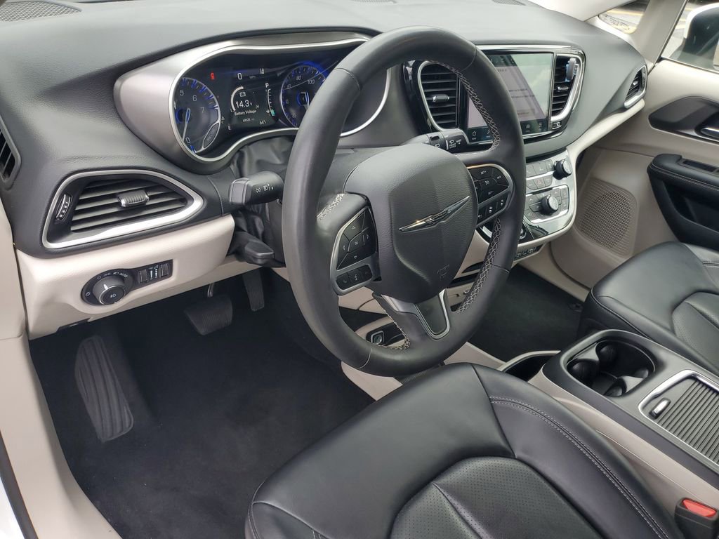 Used 2023 Chrysler Pacifica Touring-L FWD image 13
