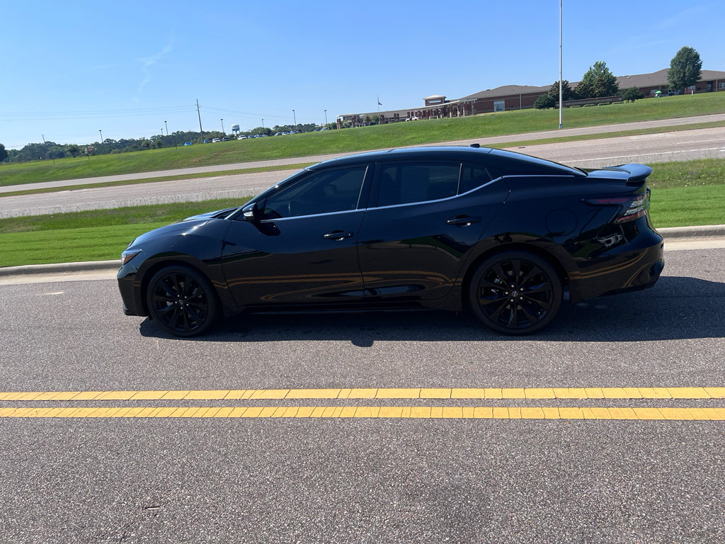 Used 2023 Nissan Maxima SR w/ Sport Mat Group FWD image 9