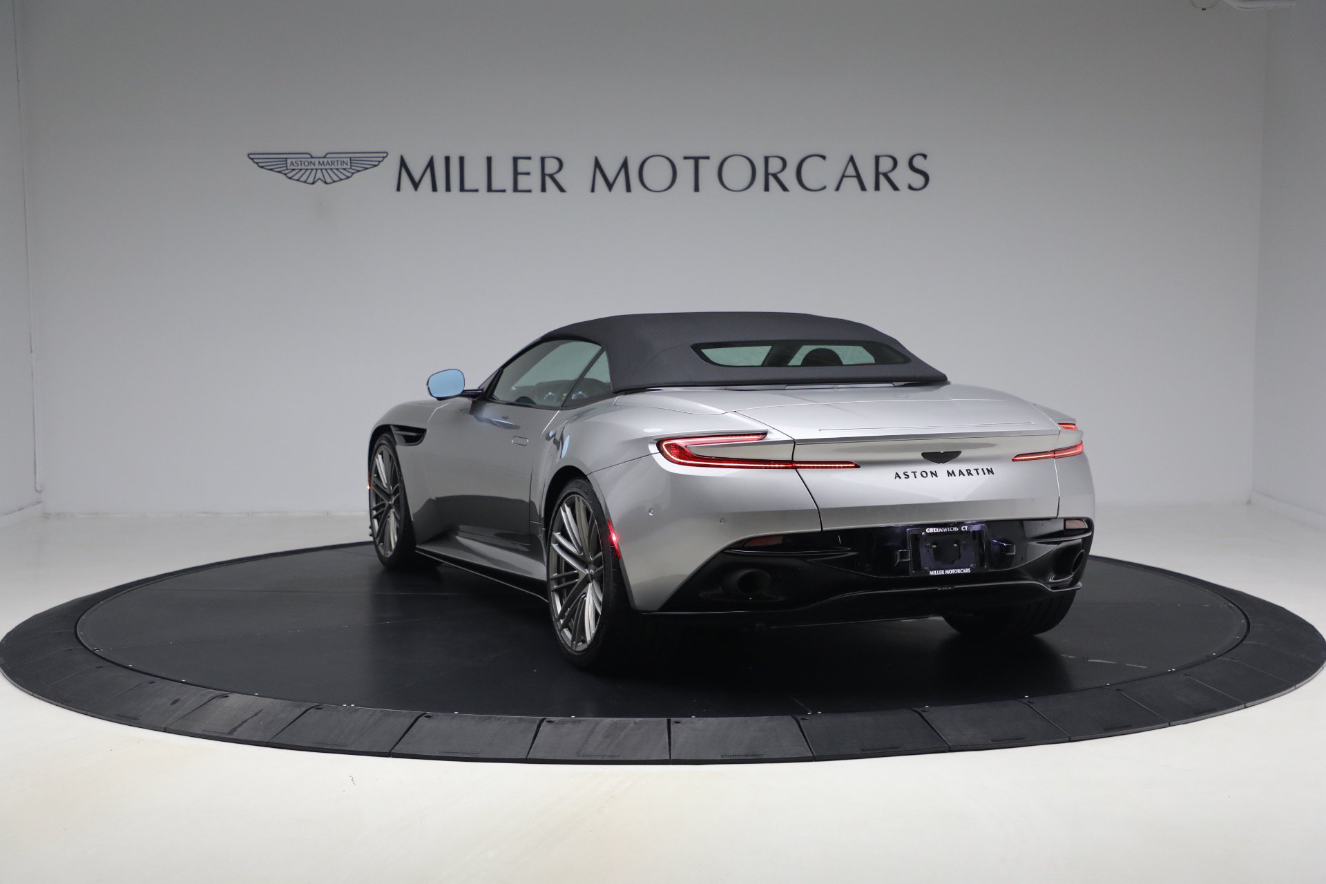 Used 2024 Aston Martin DB12 Convertible RWD image 18