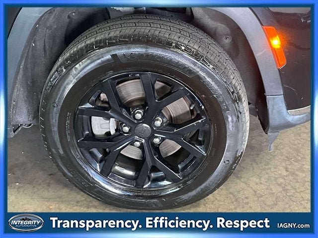 Used 2023 Jeep Grand Cherokee L Limited AWD/4WD image 9