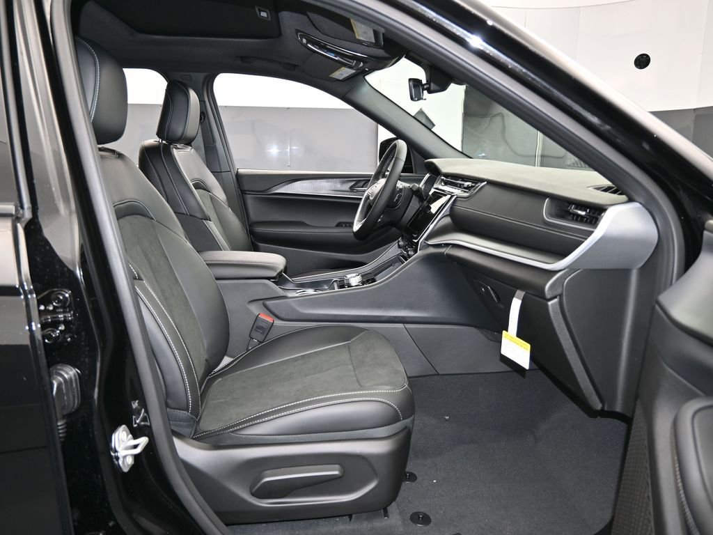 New 2025 Jeep Grand Cherokee Laredo image 37