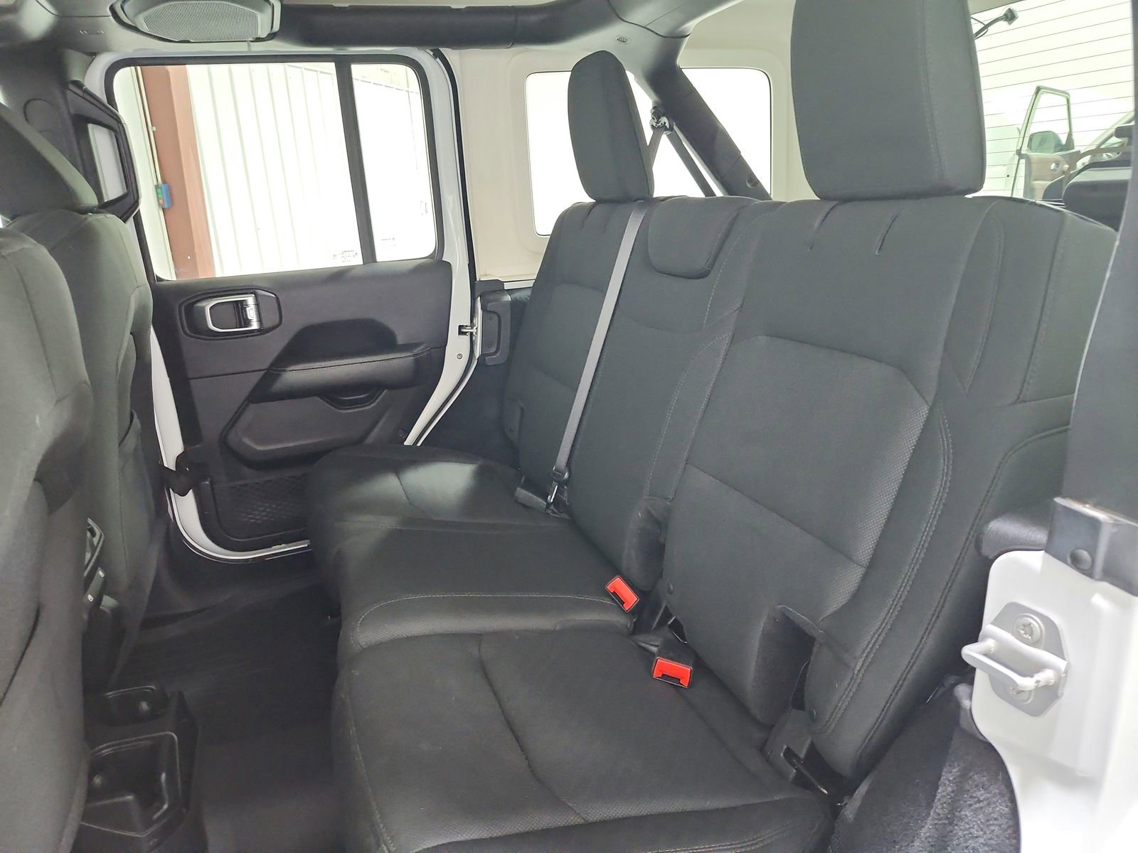 Used 2018 Jeep Wrangler Unlimited Sahara image 29