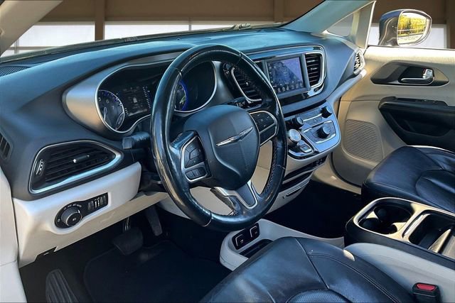 Used 2020 Chrysler Pacifica Touring-L image 14