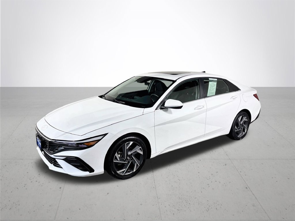 Used 2025 Hyundai Elantra SEL FWD image 2