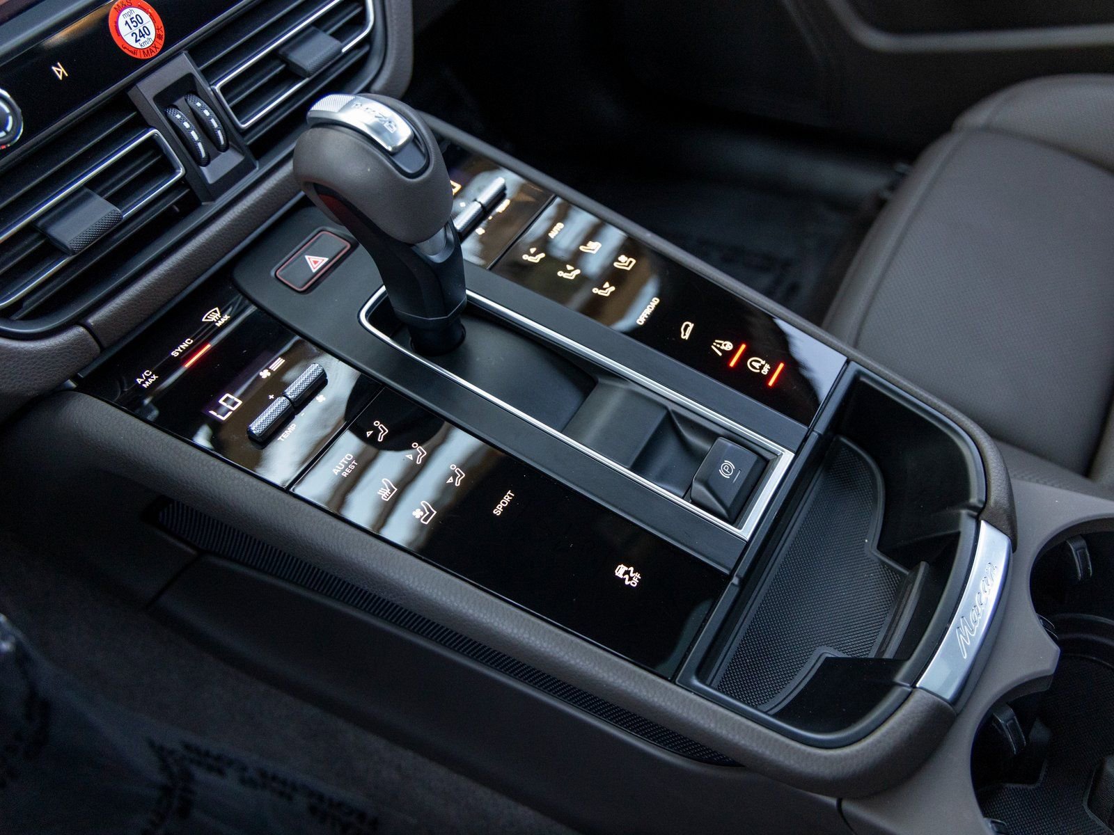 Certified 2025 Porsche Macan image 37