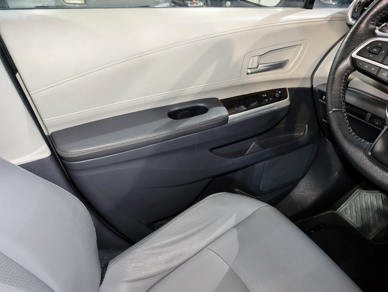 Used 2021 Toyota Sienna XLE w/ XLE Plus Package FWD image 35