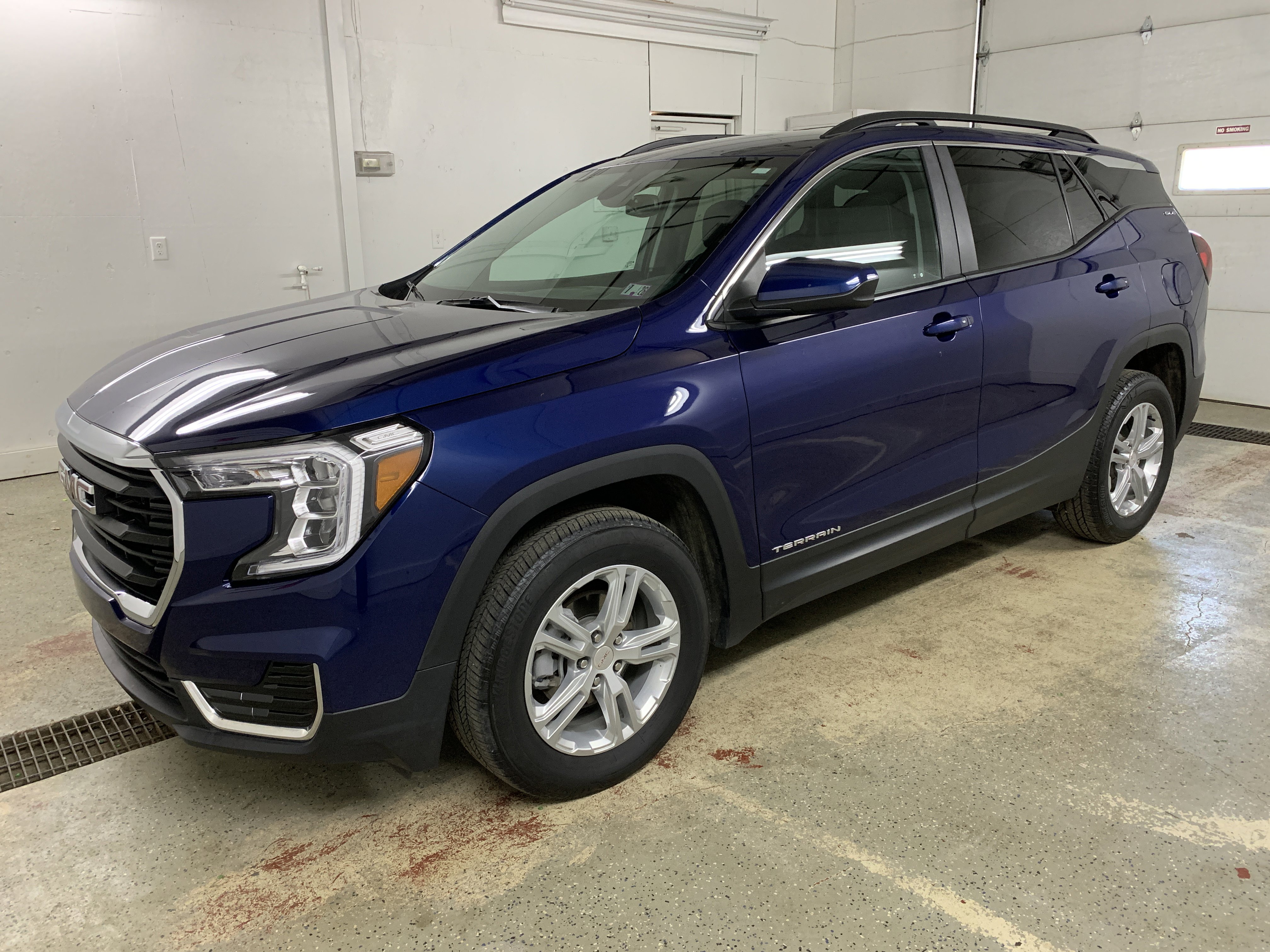 Used 2022 GMC Terrain SLE w/ Driver Convenience Package image 3