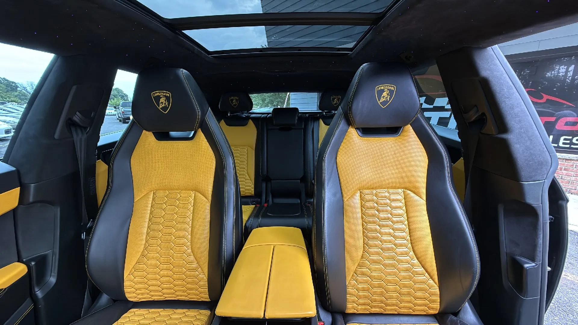 Used 2019 Lamborghini Urus AWD/4WD image 23