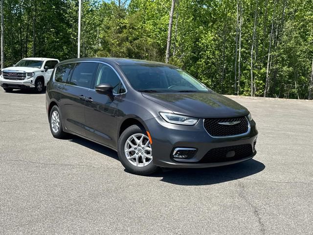 Used 2023 Chrysler Pacifica Touring-L FWD image 2