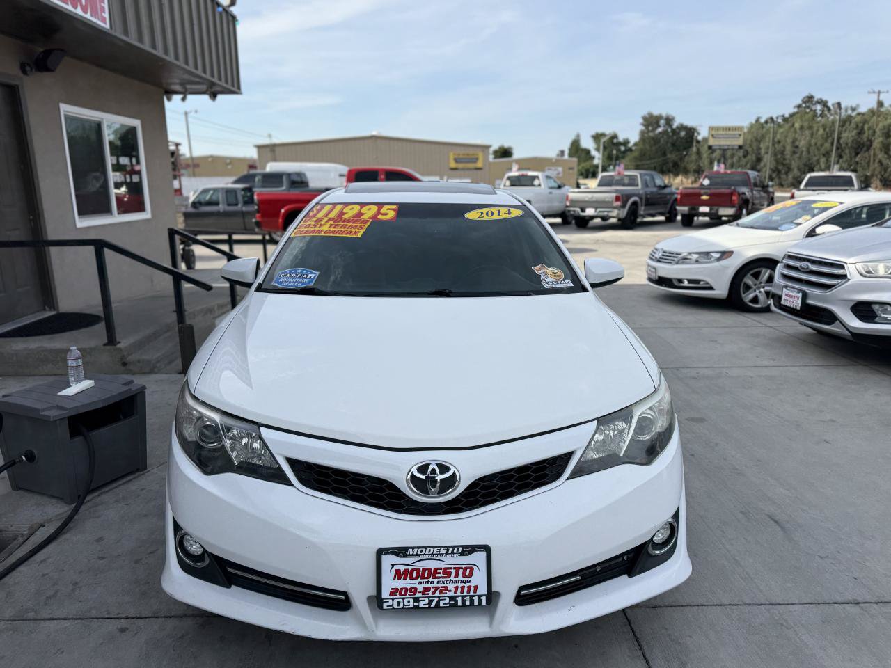 Used 2014 Toyota Camry SE w/ Moonroof Package FWD image 8